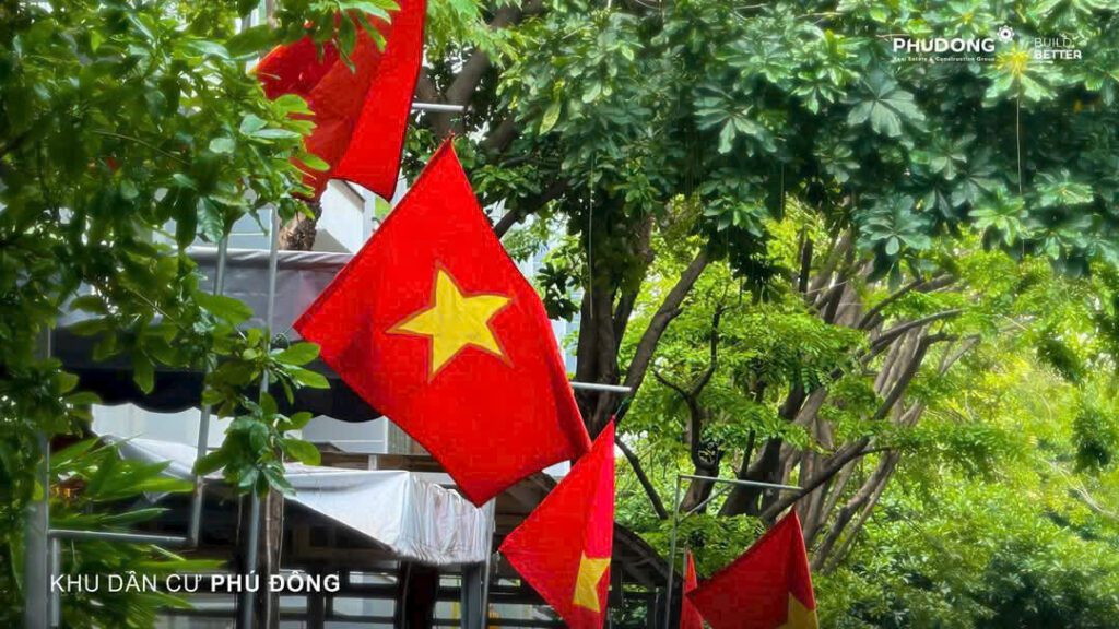 Him lam phu dong don le 30/4 Hình ảnh lá cờ Việt nam Tung bay